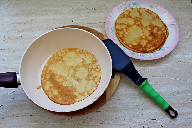 Блины с творогом и маком в сметанной заливке.