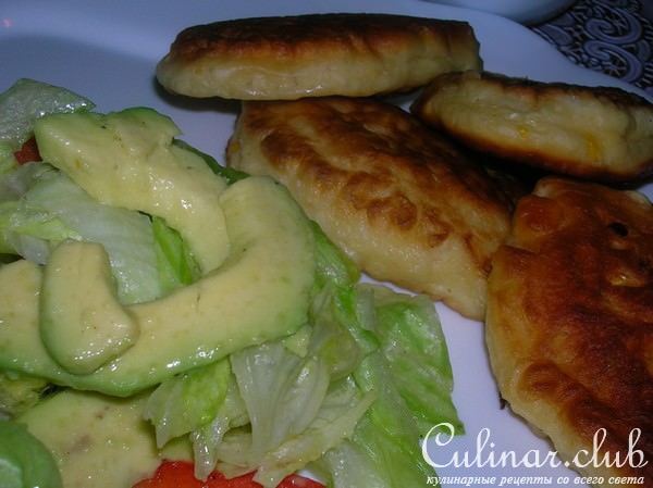 Кукурузные оладьи с овощным салатом и холодной сметанной заправкой