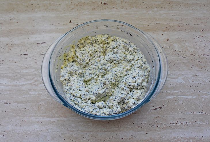 Блины с творогом и маком в сметанной заливке.