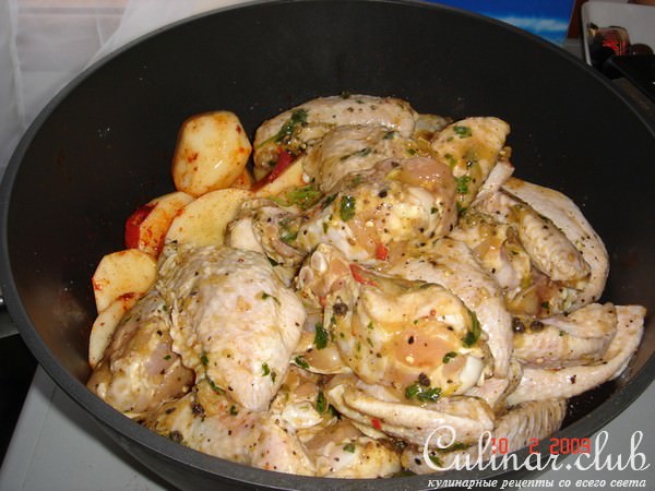 Маринованные куриные куски запечёные с картошкой