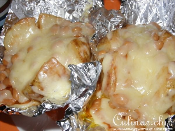      (baked potate with beans and cheese) 