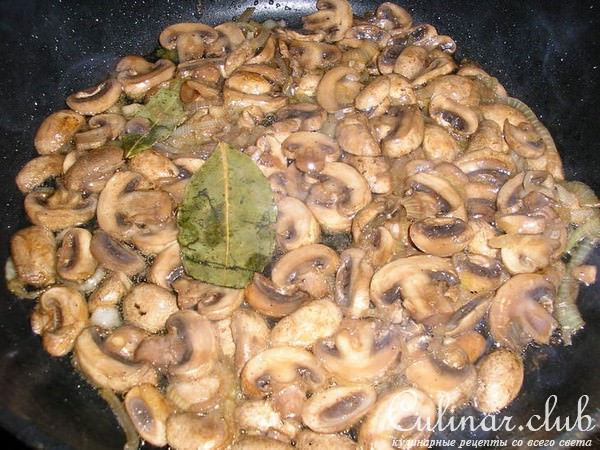 Макаронник с брынзой и грибами
