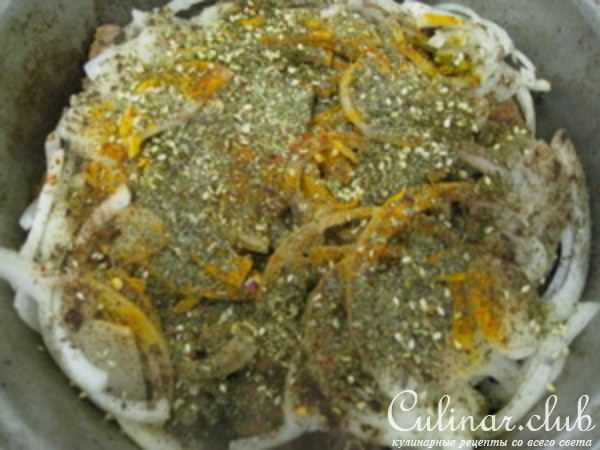Баранина с луковой подливой.