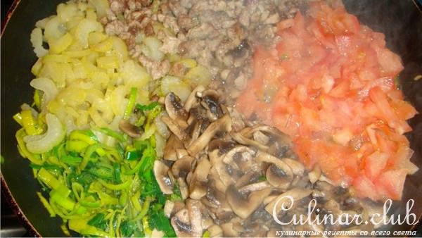 Рубленное свиное мясо с грибами и спагетти.