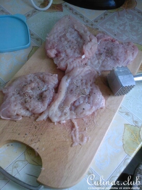 Куринная грудка с грибным пюре,брынзой с грибным соусом.