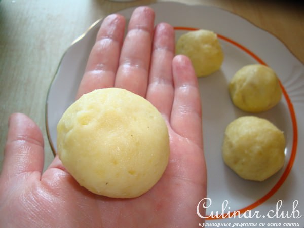 Картофельные кнедли с начинкой и соусом