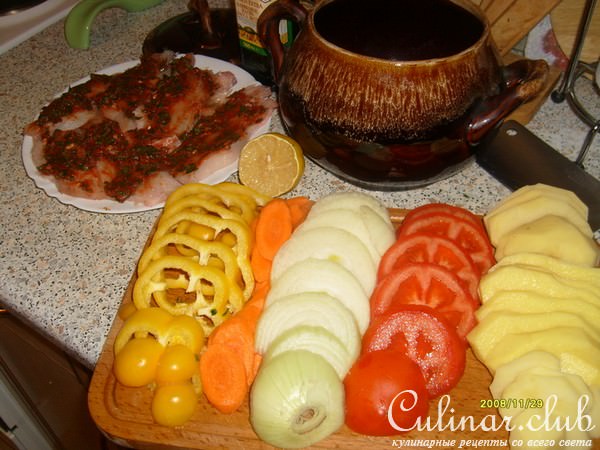 Окунь с овощами в горшочке.