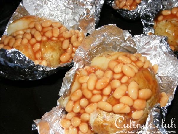      (baked potate with beans and cheese) 