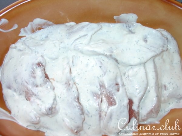 Мясная запеканка с каперсами и помидорами в сметанно-йогуртовом соусе.