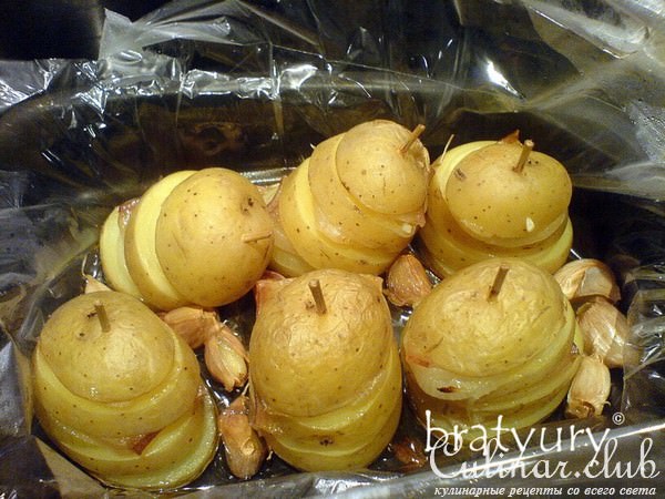 Картофель, запечённый с салом, луком и чесноком. Простое вкусное блюдо