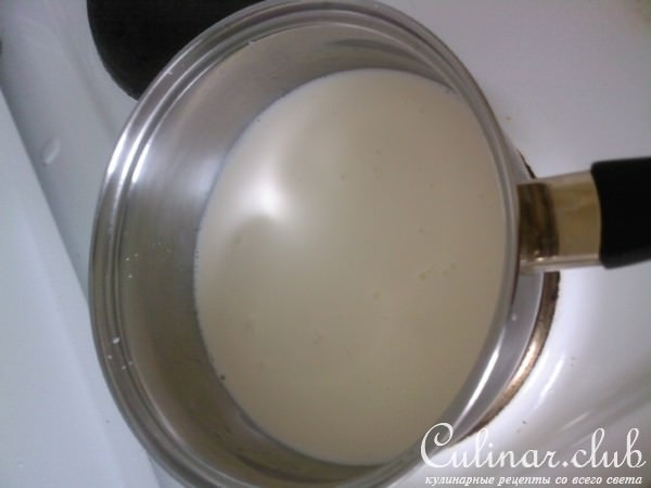 Куринная грудка с грибным пюре,брынзой с грибным соусом.