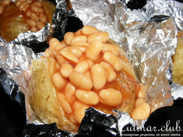      (baked potate with beans and cheese) 