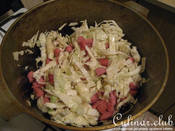 Тушеная капуста с сардельками и картошкой