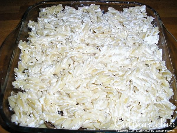 Макаронник с брынзой и грибами