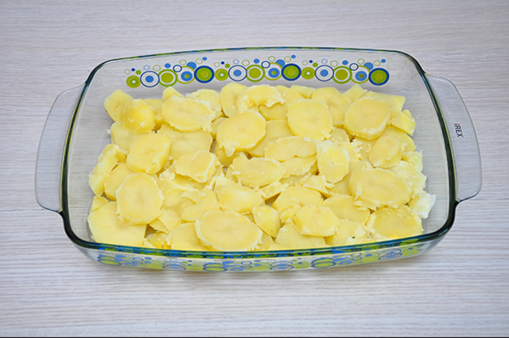 Картофельная запеканка с ветчиной, сметаной и яйцами