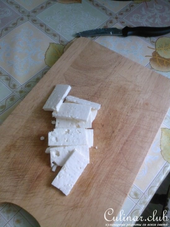 Куринная грудка с грибным пюре,брынзой с грибным соусом.