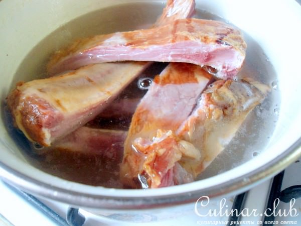 Картошка тушённая с копчёностями и шпинатом.