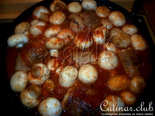 Мясные рулетики с начинкой, с шампиньонами да под соусом