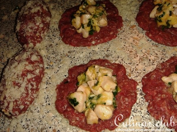Зразы с начинкой из куриного мяса с сыром