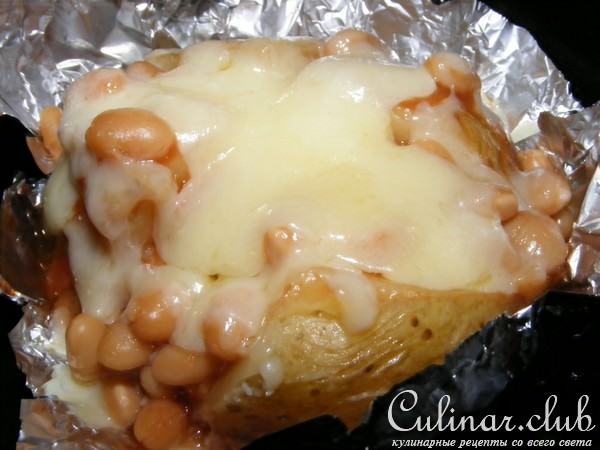      (baked potate with beans and cheese) 