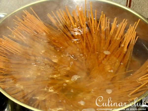 Спагетти из цельного зерна со шпинатом и мясными фрикадельками