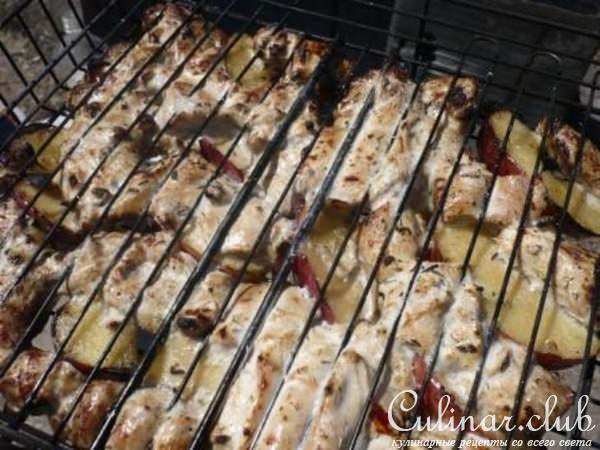 Шашлык из куриной грудки на решетке с карамелизованными яблоками