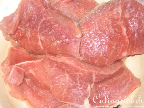 Мяско с овощами и с фиолетовой капустой,с солеными огурчиками из рукава.