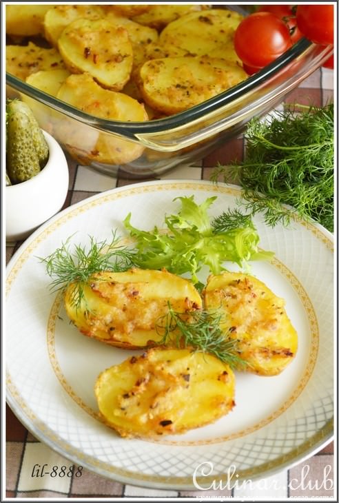 Запеченный молодой картофель.