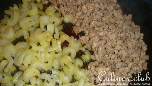 Рубленное свиное мясо с грибами и спагетти.
