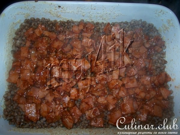 Запеканка из гречки с начинкой, соусом и сырной шапкой