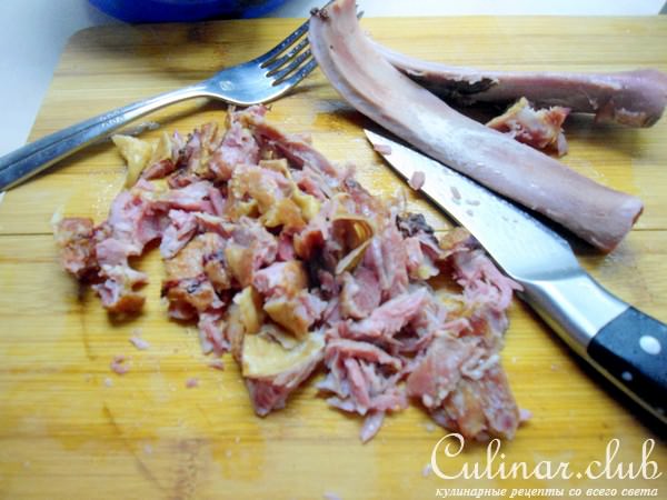 Картошка тушённая с копчёностями и шпинатом.