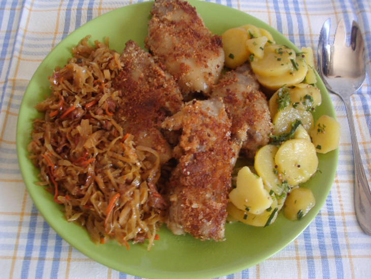 Ножки свиные в сухарях с тушеной капустой и картофельным салатом. Для моих подруг из Германии.