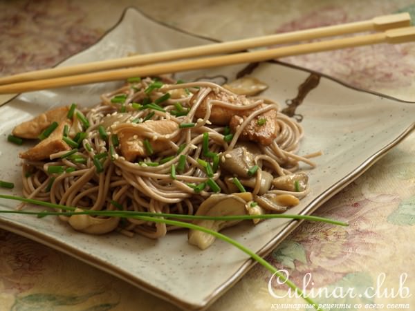 Курица с гречневой лапшой и вешенками