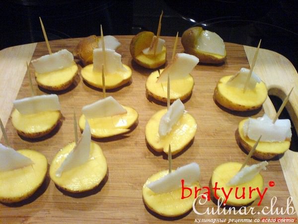 Катера и яхты (картофель с чесноком и салом в духовке в пакете)
