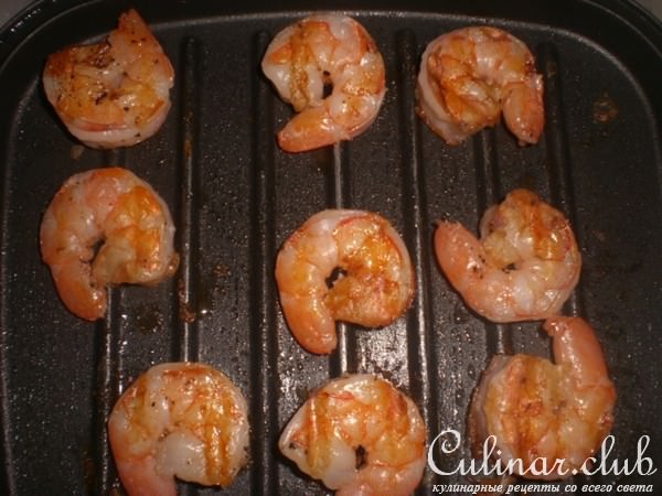 Грилованые медовые шримпсы с вкусным и простым салатом.
