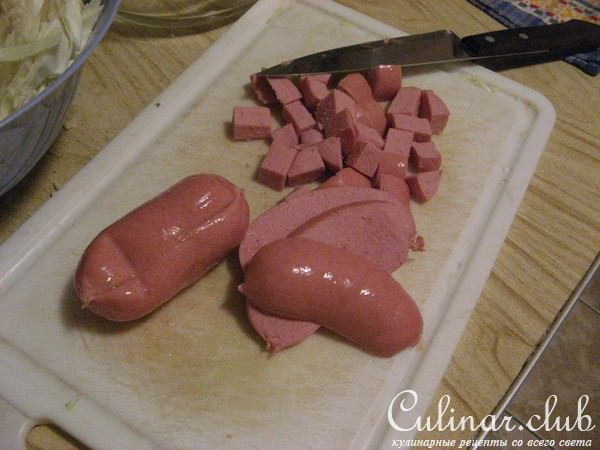 Тушеная капуста с сардельками и картошкой