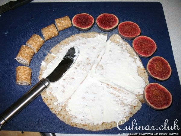 Блинчики, запеченные с инжиром и козьим сыром