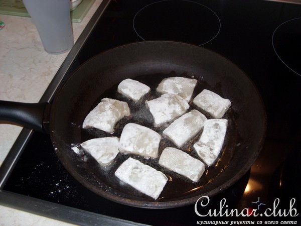 Кальмары в сметанном соусе с оранжевым рисом