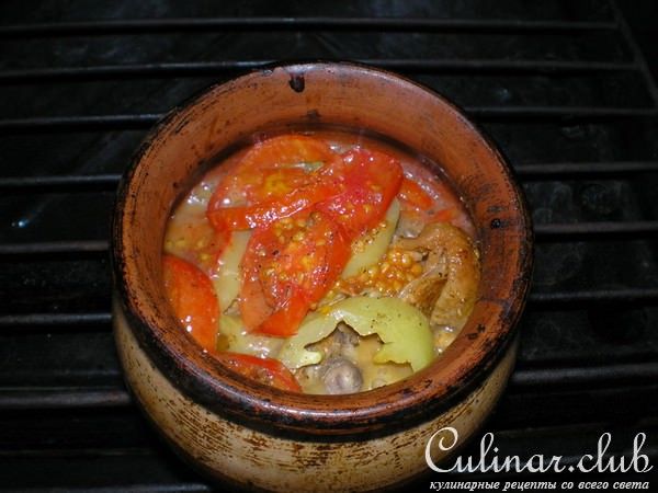 Куриные бедрышки в горшочке под сырным соусом