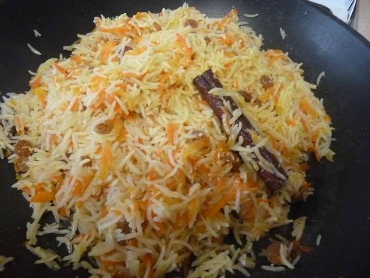 Рис с морковью и кокосовым орехом (Гаджар Пулау)
