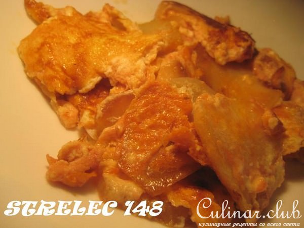 Омлет томатный с чипсами из картофеля.