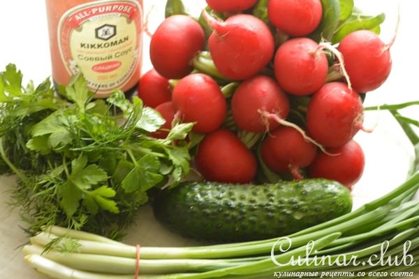 Жареный картофель с салатом из свежих овощей.