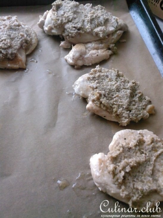 Куринная грудка с грибным пюре,брынзой с грибным соусом.