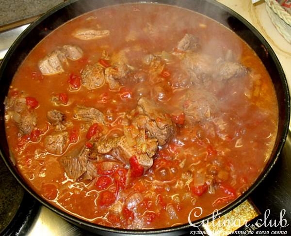 Пикантное мясо индейки с артишоками и оливками