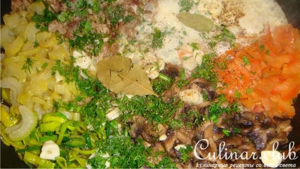 Рубленное свиное мясо с грибами и спагетти.