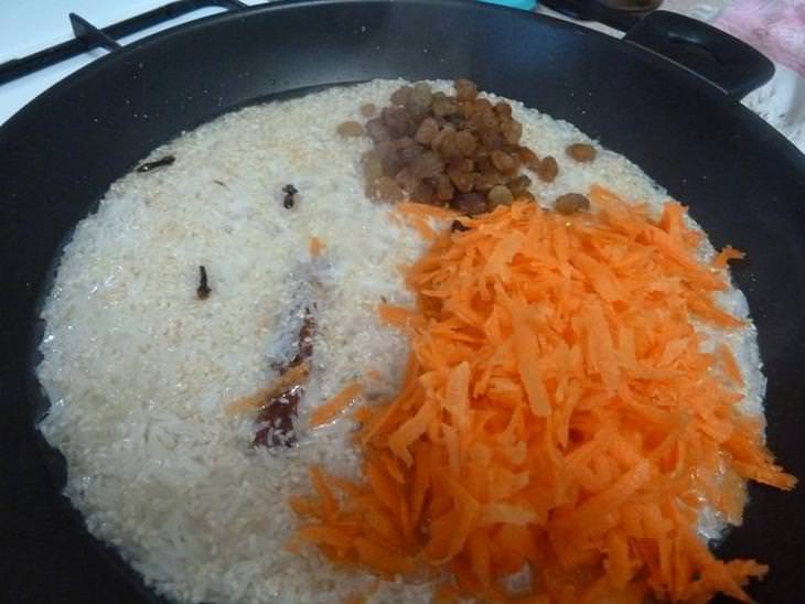 Рис с морковью и кокосовым орехом (Гаджар Пулау)