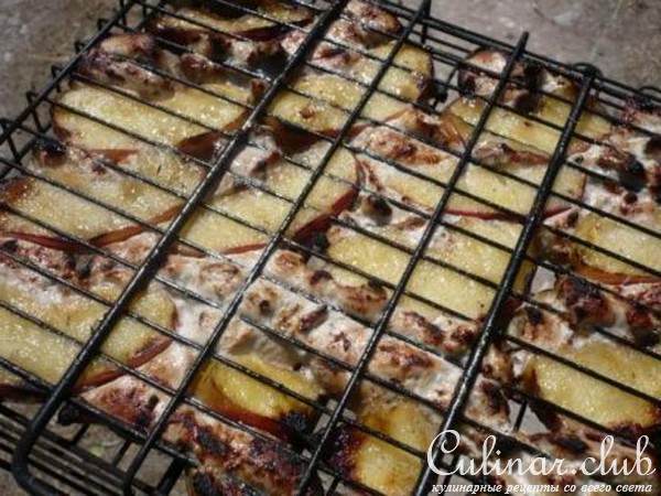 Шашлык из куриной грудки на решетке с карамелизованными яблоками