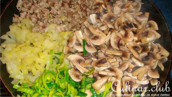 Рубленное свиное мясо с грибами и спагетти.