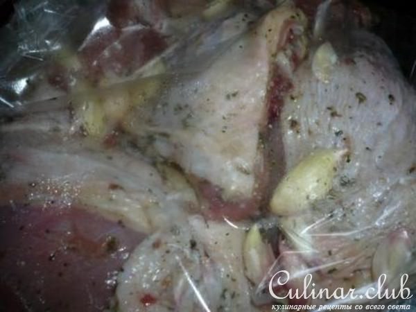 Ароматная курочка в пакете на подушке из ревня