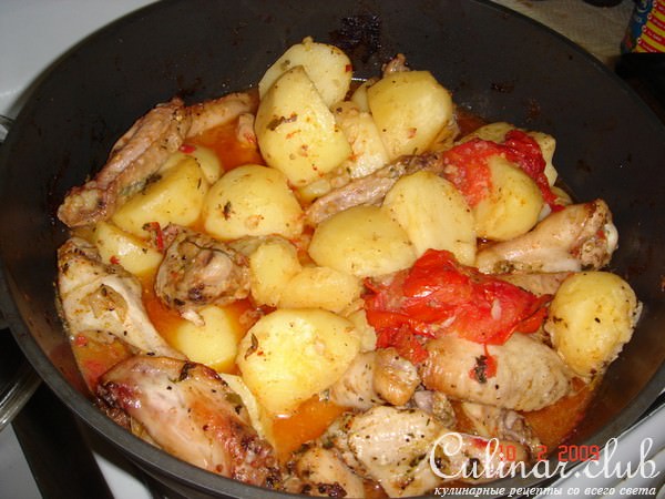 Маринованные куриные куски запечёные с картошкой